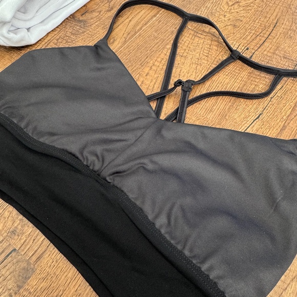 ALO Lavish Sports Bra Black Strappy Mesh Glossy Women's Size S - Picture 2 of 4